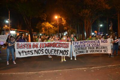 Las activistas con pasacalles y carteles en mano frente a la Municipalidad de CDE durante la marcha 8M.