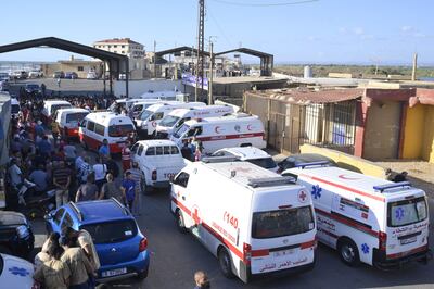 Ambulancias listas para entrar en territorio sirio a través del paso fronterizo de Arida, en el norte de Líbano (Imagen ilustrativa de archivo).