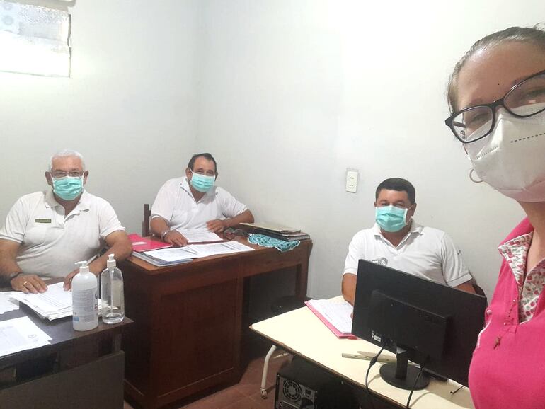 En la imagen se lo observa cumpliendo con el protocolo sanitario, trabajando junto con sus compañeros.
