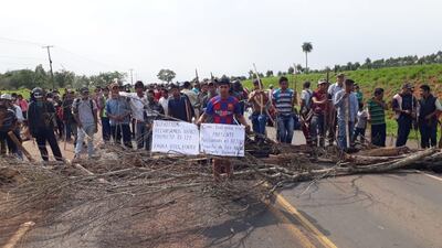 Los nativos cierran la ruta PY03 en el kilómetro 200.