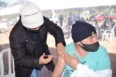 En el paseo parque de Villa Elisa inmunizaron hoy a 1.920 personas y agotaron stock para la primera dosis de Pfizer. Mañana solo se vacuna para segunda dosis.