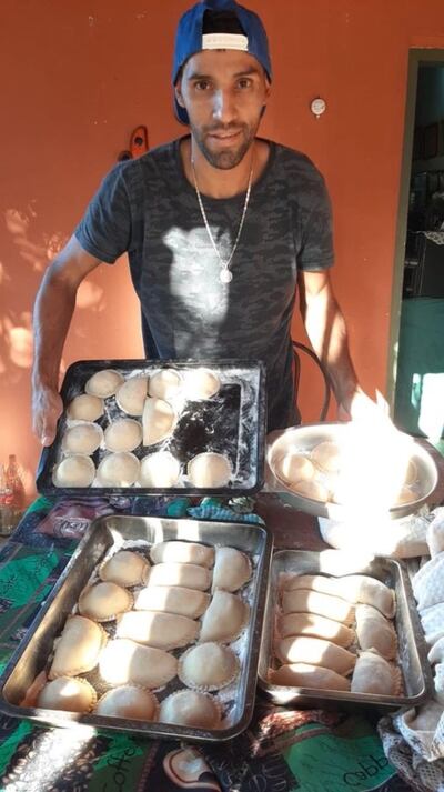 Marcos Gamarra con la variedad de empanadas que produce y el mismo de encarga de entregar el delivery. Ayer tuvo un pedido de 150 productos del jugador Víctor Hugo Mareco.
