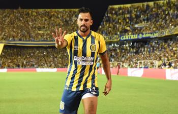 Cristian Báez celebra su golazo para Rosario Central ante Vélez.