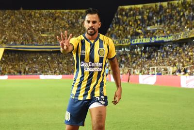 Cristian Báez celebra su golazo para Rosario Central ante Vélez.
