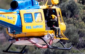 Rescatistas en un helicóptero durante la búsqueda de la actriz Naya Rivera en el lago Piru, en California.