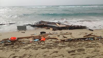 Escombros arrastrados a tierra en una playa cerca de Cutro, provincia de Crotone, sur de Italia, el 26 de febrero de 2023. Las autoridades italianas dijeron el 26 de febrero que al menos 30 cuerpos fueron encontrados en la playa y en el mar cerca de Crotone, en la región de Calabria, en el sur de Italia, después de que un barco que transportaba inmigrantes se hundiera en el mar embravecido cerca de la costa. Unas cuarenta personas sobrevivieron al accidente, agregaron los bomberos italianos. Las autoridades temen que aumente el número de muertos mientras los rescatistas buscan sobrevivientes. EFE/GIUSEPPE PIPITA