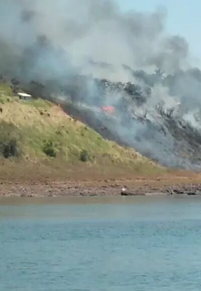 El incendio se registró a orillas del río Paraná en Presidente Franco.