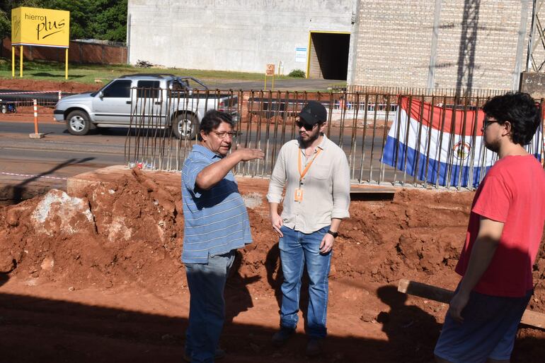 Don justo López, explica los motivos por los cuales rechaza la instalación de la columna de alta tensión frente a su taller de tapizados.