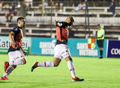 Después del golazo en el Parque del Guairá, desde fuera del área y al ángulo, así salió a celebrar a vuelo de “Loco” el atacante del Kelito, Dionicio Pérez. Lo “escolta” Marcelo Báez y con las dos victorias al hilo, River Plate es el puntero. (Foto, @KELITO_1911).