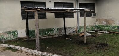 El improvisado consultorio que se está construyendo frente al puesto de salud de Bahía Negra.