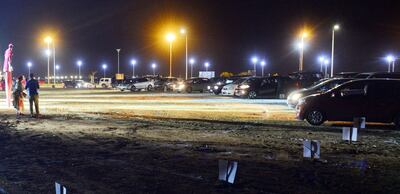 Con zancos y payasos, se dan las explicaciones antes del show. Hoy siguen el teatro y la música.