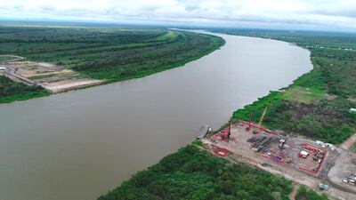 Trabajos de construcción del puente internacional de la Bioceánica, que unirá a nuestro país con el Brasil en el Chaco.