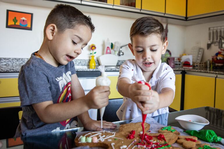 Ignacio y Lucas se divirtieron un montón preparando los dulces navideños. (Romi Ocampos)