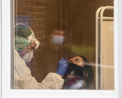 A las pruebas de covid-19 hechas en los hospitales, EE.UU. sumó un test rápido que es posible hacerse en casa. (AFP)