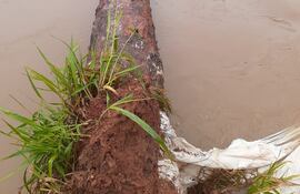 Puente llevado por el raudal en la zona Araújo Cué, Curuguaty (departamento de Canindeyú) tras el último temporal que afectó a la zona.