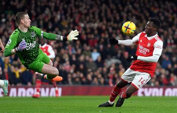 El arquero del Everton, Jordan Pickford (i), realizada una tapada ante el Eddie Nketiah, delantero del Arsenal, durante el partido disputado ayer.