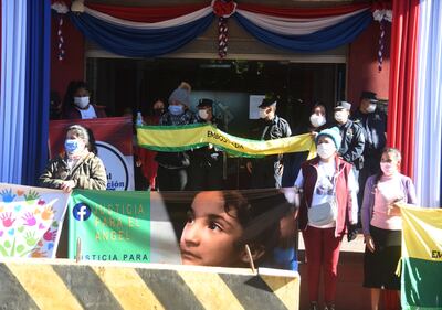 Grupos sociales se agruparon frente a la Fiscalía General del Estado para exigir justicia.