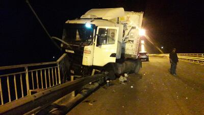 Camión casi cae de un puente tras choque en Concepción