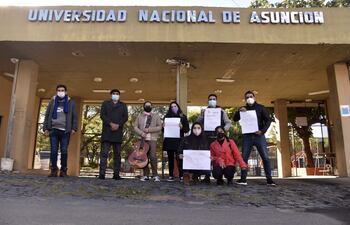 Estudiantes de Letras de Caacupé protestaron  esta siesta frente a la sede central de Filosofía, en Asunción, contra el cierre de la carrera en la filial.