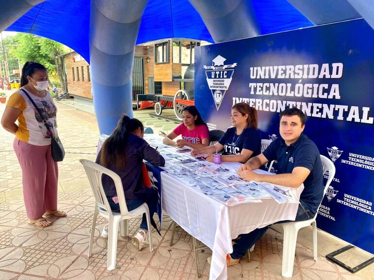 Ofrecen beneficios como descuentos y exhoneraciones de matrículas, como becas a estudiantes.