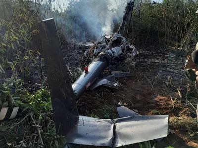 El helicóptero quedó totalmente destrozado tras la caída, en Yby Yaú.
