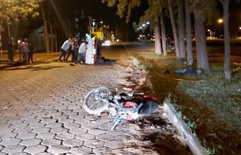 El motociclista falleció de manera instantánea.