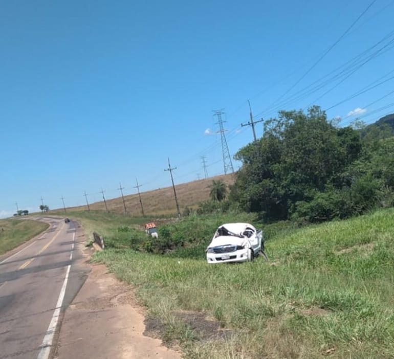 Una fallecida y otra con lesión leve se registró tras el vuelco de la camioneta Toyota Hailux en Caapucú