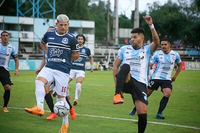 El extremo albiceleste, Richard Salinas (26 años), juega el esférico ante la presencia de Fernando “Chapa” Martínez (28). (Foto: APF)