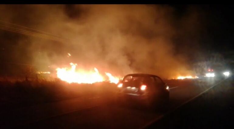En el acceso Carapeguá-Acahay, compañía Cerro Pinto, se registra incendio que los bomberos están tratando de controlar