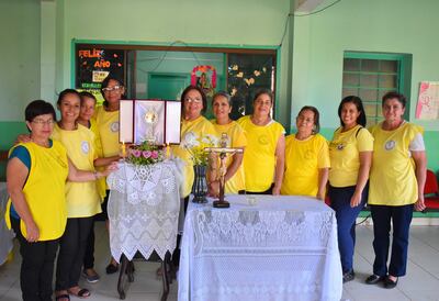 Miembros de la Hermandad de Chiquitunga con la reliquia de la beata paraguaya.