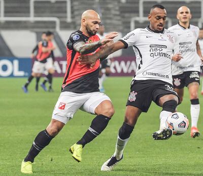 Raúl Gustavo busca alejar la pelota del “Loco” Pérez que anoche no tuvo la ocasión de marcar.