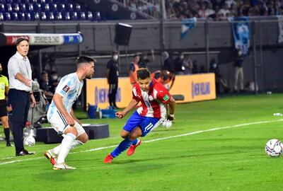 Ángel Romero fija su mirada en el balón, en una acción de la que participa el argentino Nicolás Tagliafico. Al igual que sus compañeros, el “Melli” tuvo un gran desgaste físico. Su hermano Óscar no estuvo entre los suplentes.