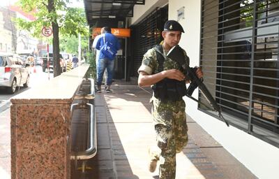 Policías, militares y guardias de seguridad privada controlan el perímetro del Sanatorio Migone, de Asunción. Adentro estaban internados José Luis Bogado Quevedo y Marcelo Monteggia, heridos en el atentado en el festival Ja'umina, en el anfiteatro de San Bernardino.