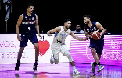 Édgar Riveros controla el balón en el partido contra Argentina, mientras Gabriel Peralta observa. Los locales ganaron los dos juegos en el inicio de las clasificatorias al mundial.