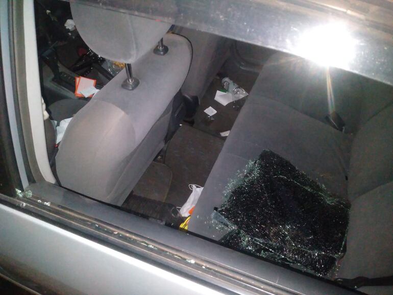 La ventanilla del lado izquierdo, zona del pasajero, que fue violetnada y por donde entró el supuesto autor del hurto del autoradio.