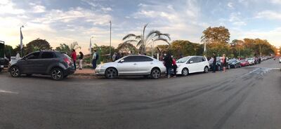 El paseo parque de Villa Elisa es el escenario de vacunación contra el covid y que nuevamente el día de hoy estuvo lleno de gente