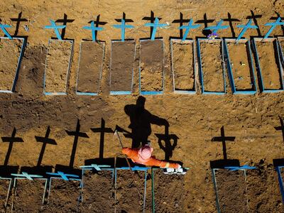 Tumbas de víctimas del covid-19 en el cementerio Nossa Senhora Aparecida de Taruma, Manaus.