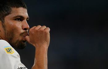 Robert Rojas anotó un gol y lo festejó chupándose el dedo en honor a su hijo recién nacido.