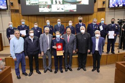 Bomberos voluntarios combatientes fundadores de Encarnación y senadores. (Foto: Prensa Senado).