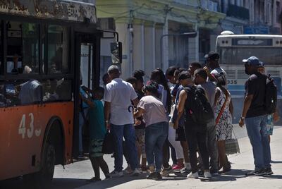 Personas hacen fila para subir a un bus hoy en La Habana, Cuba. (Imagen de archivo).