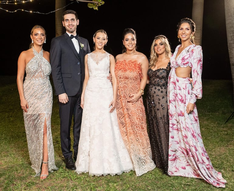 Los novios con sus amigas.