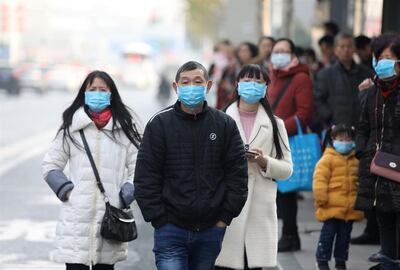 Ciudadanos con mascarilla en una calle de Wuhan, China.