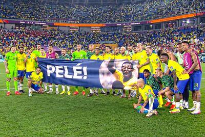 Los jugadores de Brasil posaron ayer con una pancarta en apoyo a Pelé, quien sigue internado.