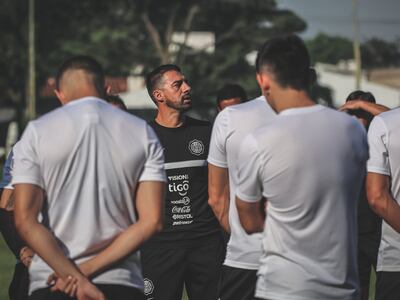 Julio César Cáceres conversando con los jugadores en el entrenamiento de Olimpia en la Villa Olimpia.