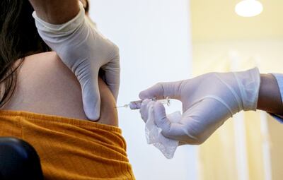 Una voluntaria recibe la vacuna de China y  Sinovac Biotech, en Brasil.