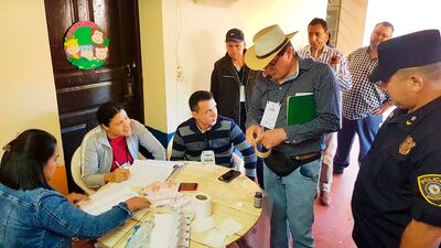 Hubo discusiones por la presencia de acompañantes en los lugares de votación.