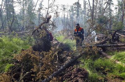Una foto del folleto facilitada por el Ministerio de Emergencias de Rusia el 15 de julio de 2021 muestra a los bomberos trabajando en el incendio forestal en la República de Sakha, o Yakutia, el 15 de julio de 2021.