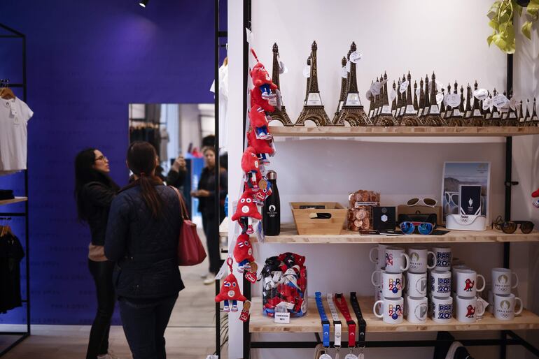 Recuerdos oficiales en exhibición dentro de la tienda oficial de merchandising de los Juegos Olímpicos 2024 en París.