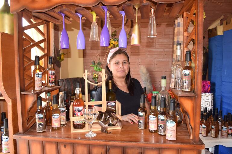 La artesana Marcia Espínola fabrica vinos y licores con gusto a frutos de la zona.
