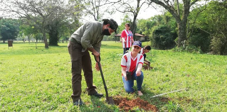 Guarda parques del Parque Nacional y universitarios de la Unves plantaron árboles nativos